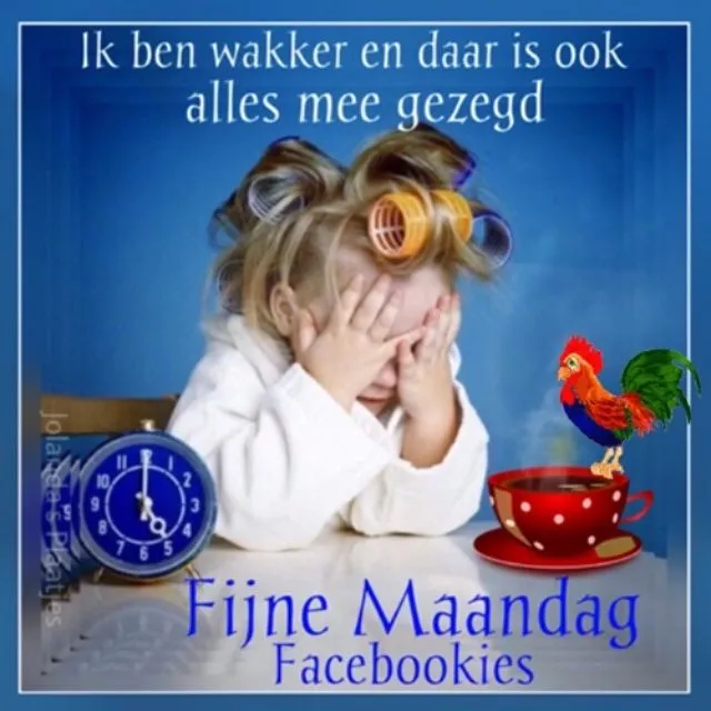 Een kind met krulspelden, de handen in het gezicht, verdrietig voor een wekker.