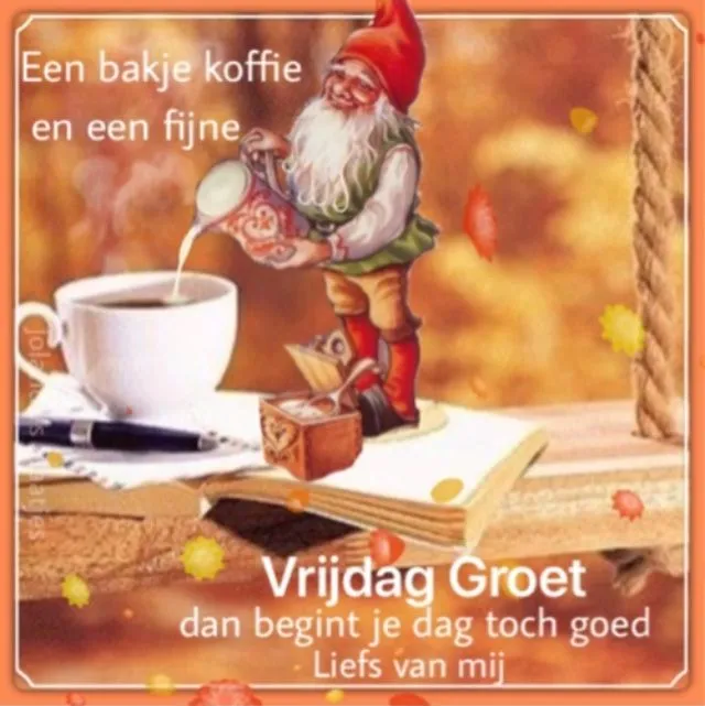 Een kabouter schenkt koffie in een mok op een houten tafel met herfstbladeren.