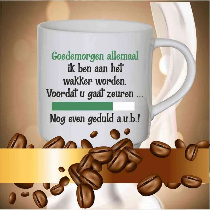 Een mok met de tekst: "Goedemorgen allemaal, ik ben aan het wakker worden..."