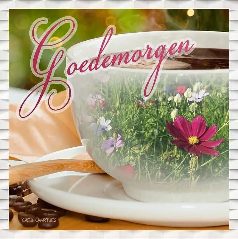 Een mok koffie met bloemen op de achtergrond en de tekst "Goedemorgen".