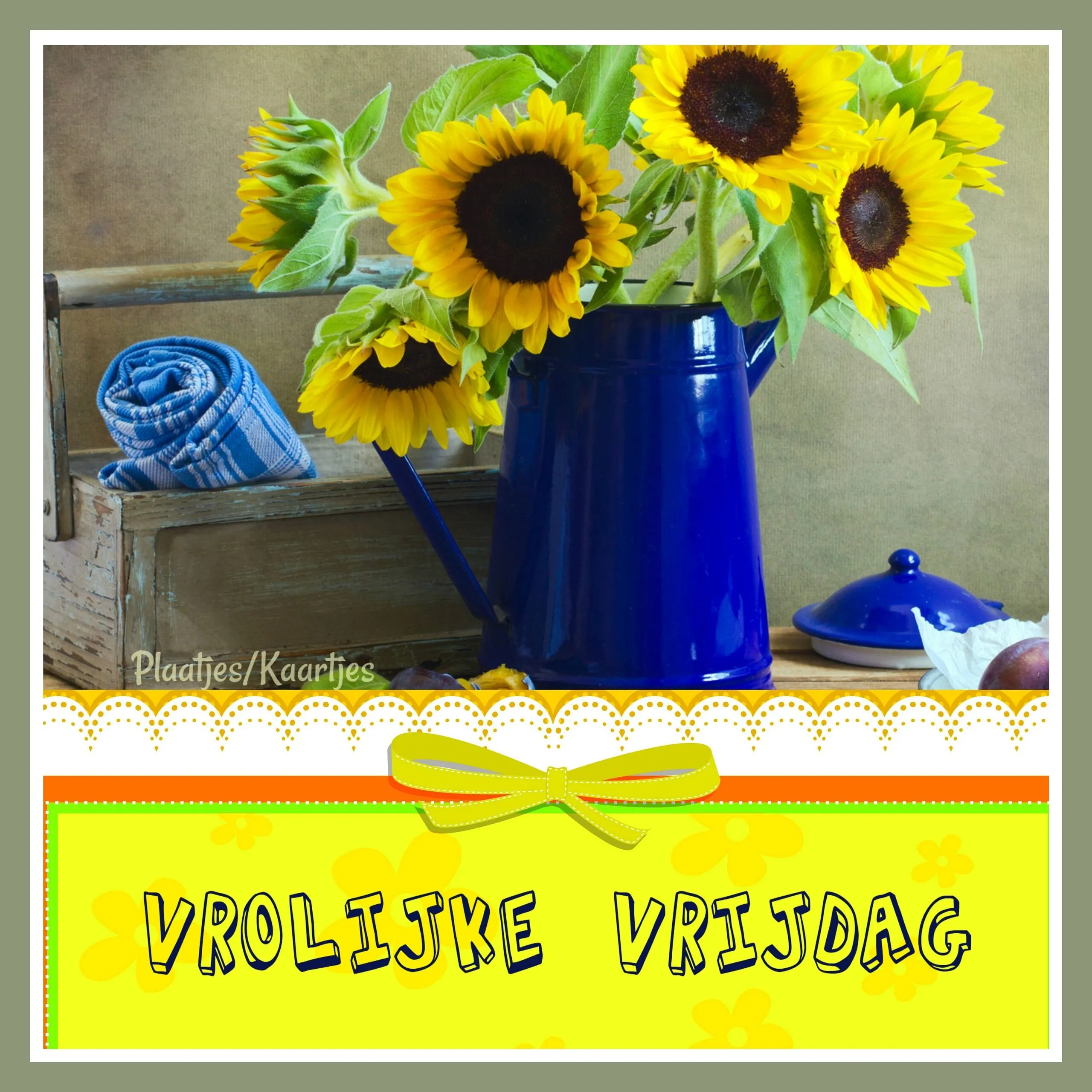 Een blauwe gietkan met zonnebloemen, op een tafel met een kleurrijke achtergrond.