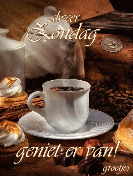 Kopje koffie met gebakjes en koffiebonen op een tafel, met de tekst "geniet er van".