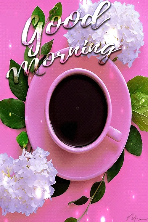 Kopje koffie op een roze schoteltje met witte bloemen en groene bladeren eromheen.