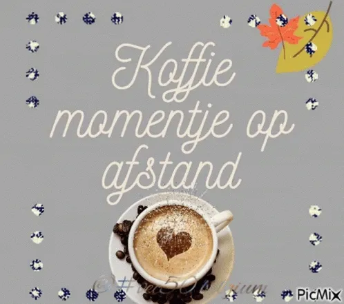 Koffiekop met hartvorm in melkschuim, decoratieve achtergrond.