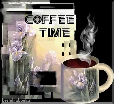 Een mok koffie met paarse irissen op de achtergrond. Tekst: "COFFEE TIME".