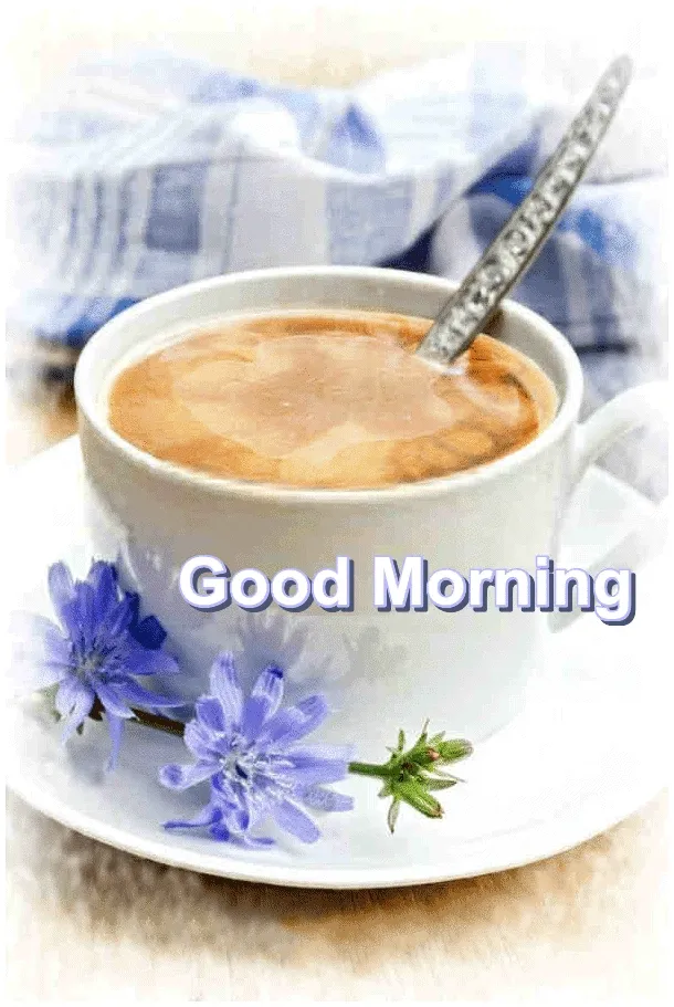 Een mok koffie met een lepel, versierd met paarse bloemen en de tekst "Good Morning".