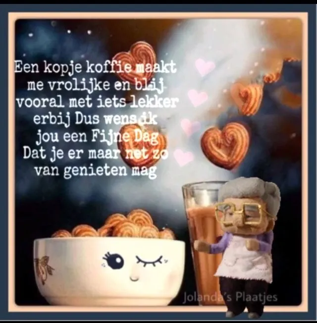 Een kopje koffie met lekkernijen en een schattige pop in een gezellige setting.