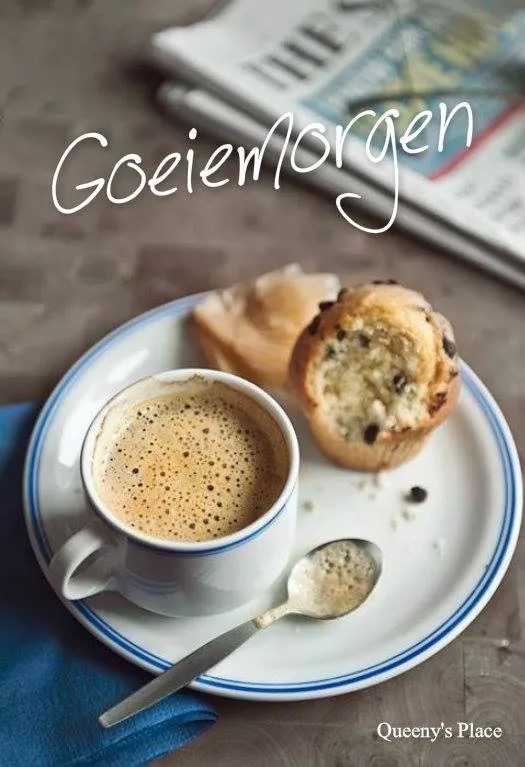 Een kopje koffie met een muffin op een bord, met een krant op de achtergrond.