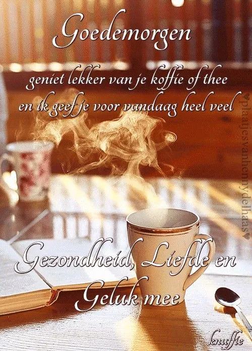 Een mok met dampende koffie, omringd door begroetingen en goede wensen.