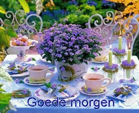 ᐅ goedemorgen lieverd gif - Goedemorgen plaatjes Een tafel gedekt voor ontbijt met bloemen en kaarsen in een tuinsetting.