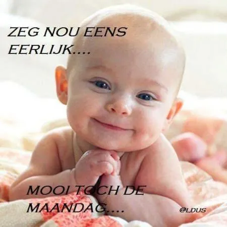 ᐅ goedemorgen maandag humor - Maandag plaatjes Een blij baby met een vriendelijke glimlach, liggend op een dekentje.
