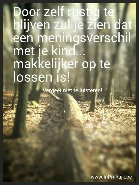 Afbeelding van een boomstronk in een rustige omgeving met inspirerende tekst over luisteren.