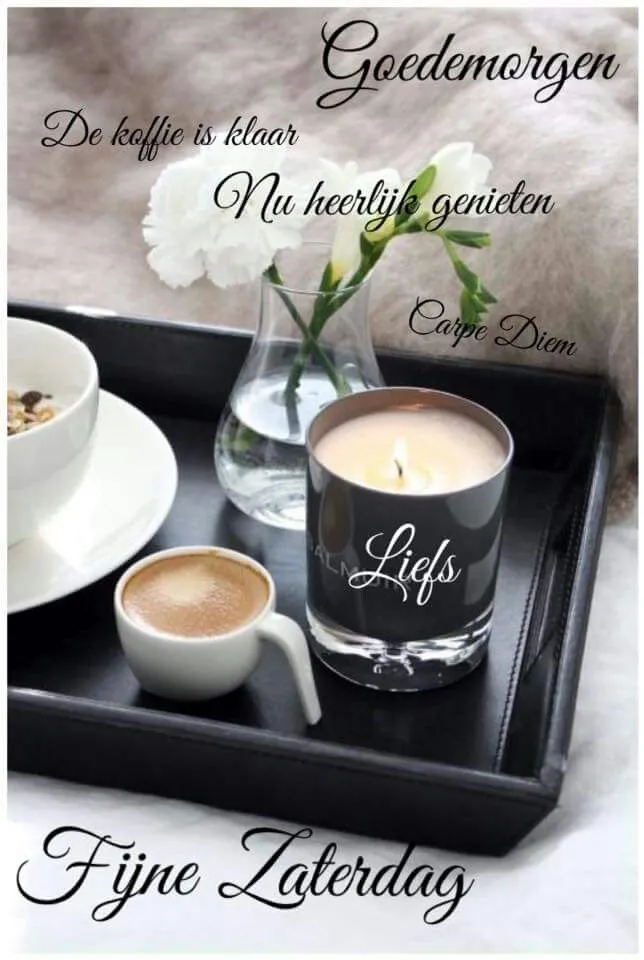 Koffie en kaars op een dienblad met bloemen, tekst 'Goedemorgen' en 'Fijne Zaterdag'.