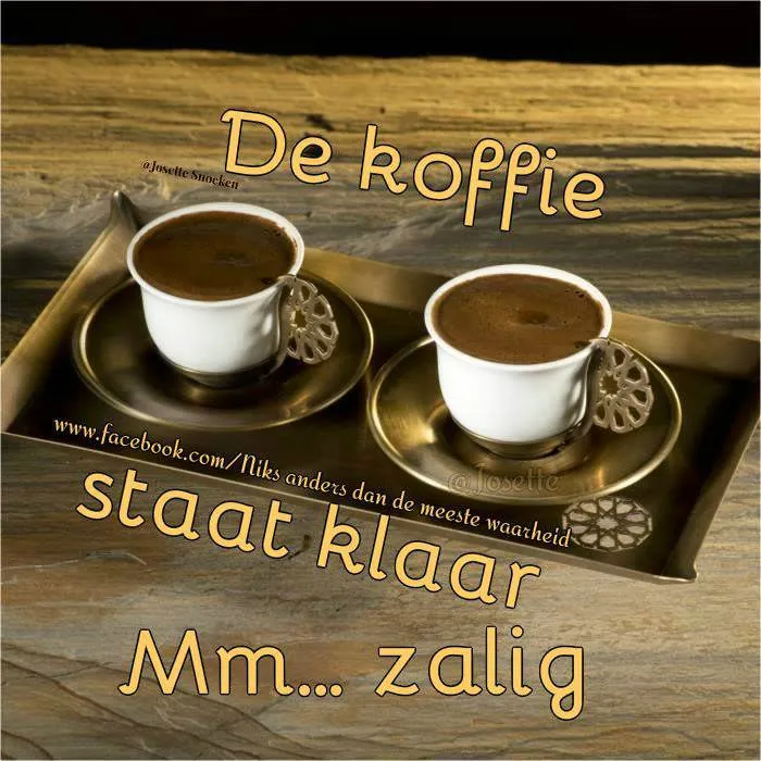 Twee koffiekopjes op een dienblad met een houten achtergrond.