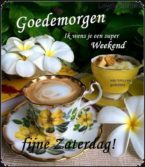 Een elegante kopje koffie met bloemen en een muffin op een tafel.