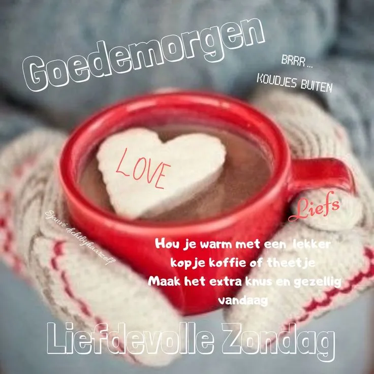 Kopje koffie met hartvormige schuimtop, in warme handschoenen, met kleurige tekst.