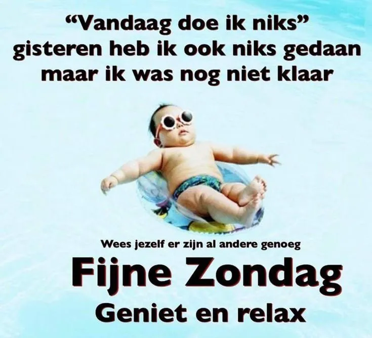 Baby in zwemband geniet van de zon, met tekst over een relaxte zondag.