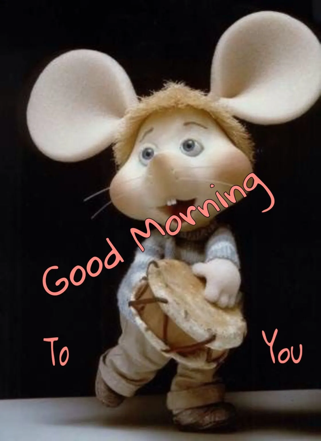 ᐅ grappige goedemorgen - Goedemorgen plaatjes Een schattig muisfiguur houdt een trommel vast met een vrolijke boodschap.