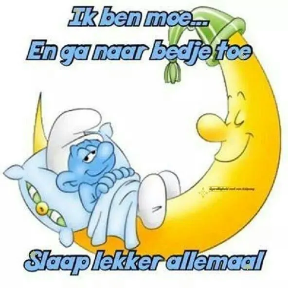 ᐅ grappige welterusten teksten - Welterusten plaatjes Een smurf ligt in bed onder een maan met de tekst over moe zijn en slapen.