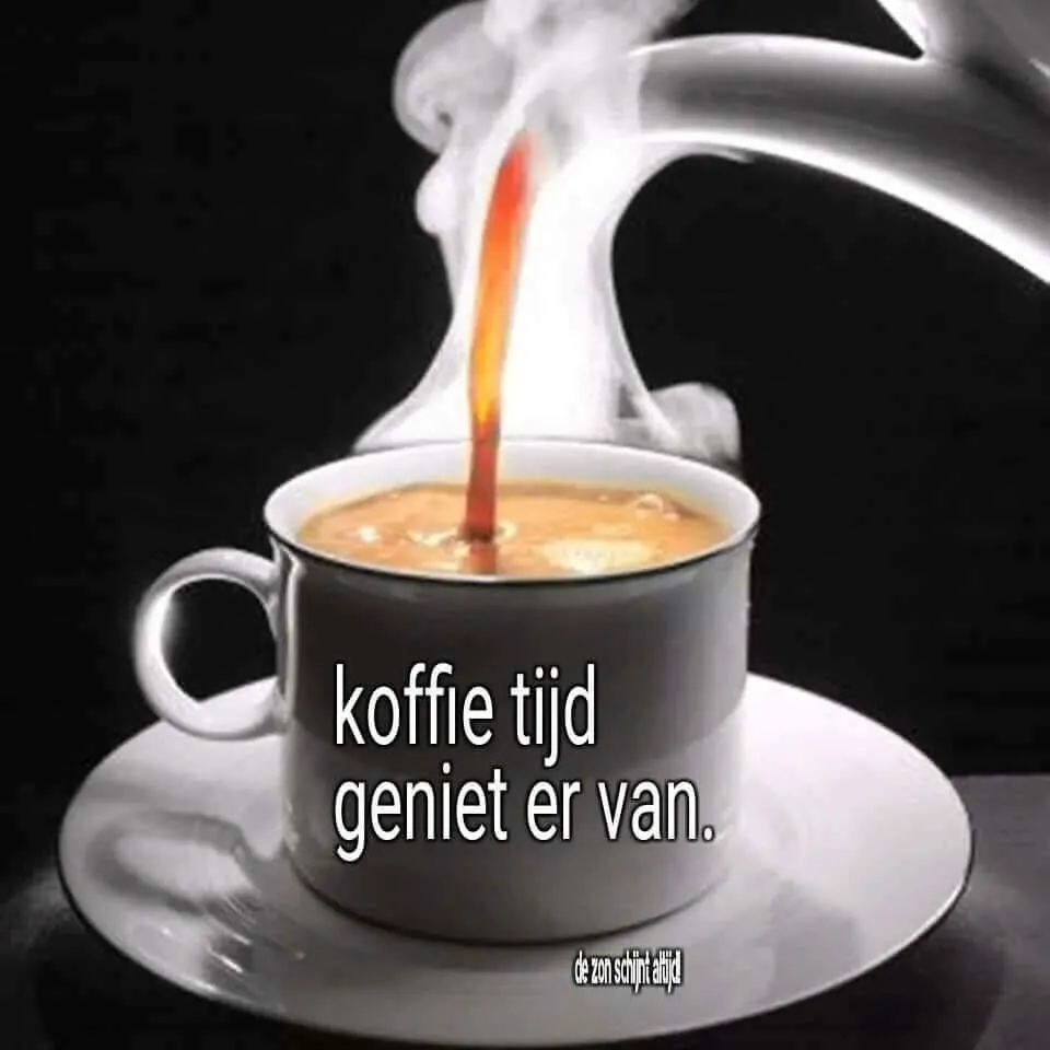 Een mok koffie met stoom die eruit komt, met de tekst "koffie tijd geniet er van."