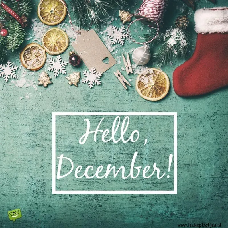 Groene tafel met winterdecoraties en "Hello, December!" tekst in het midden.