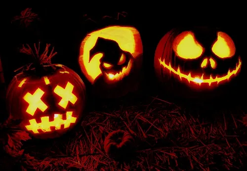 ᐅ halloween gif plaatjes - Halloween plaatjes Drie uitgeholde pompoenen met gezichtjes, verlicht in het donker.