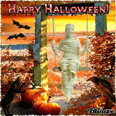 Een spookachtige schommel met een gemummificeerde figuur en Halloween-decoraties.