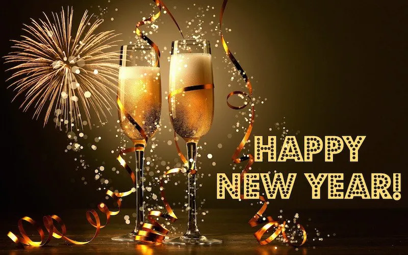 Twee champagneglazen met feestelijke confetti en vuurwerk. Gelukkig nieuwjaar!