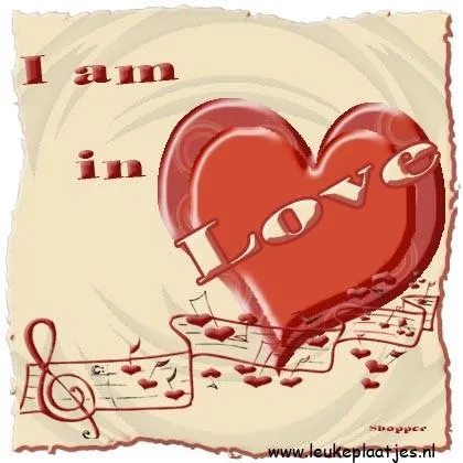 ᐅ happy valentijn - Valentijnsdag plaatjes Een grote rode hartvorm met de tekst "I am in Love" en muzieknoten op de achtergrond.