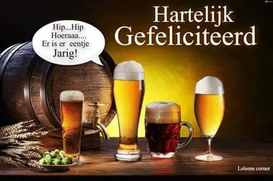 ᐅ hartelijk gefeliciteerd man - Verjaardag plaatjes Drie glazen bier met gefeliciteerd tekst op een houten achtergrond.