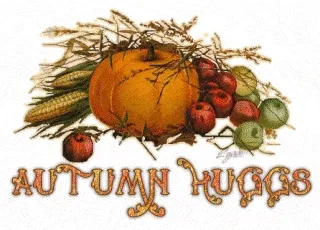Herfstdecoratie met een pompoen, appels en maïs. Tekst "AUTUMN HUGGS".