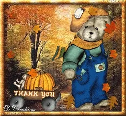 Een schattige teddybeer in overall met een pompoenkar. Achtergrond vol herfstbladeren.