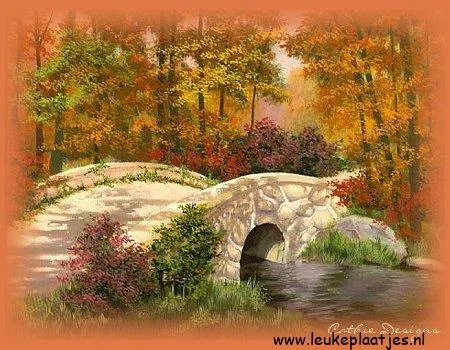 Een stenen brug over een rustige stroom in een herfstlandschap.