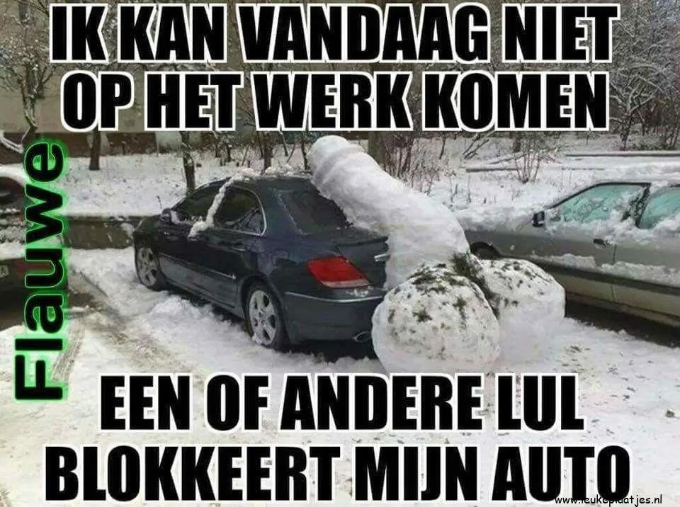 ᐅ humor winter plaatjes - Winter plaatjes Sneeuwbeeld blokkeert een auto, met humoristische tekst over werk.