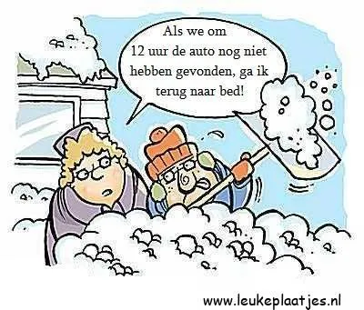 ᐅ humor winter plaatjes - Winter plaatjes Een man sneeuwt een oprit terwijl een vrouw bezorgd toekijkt.