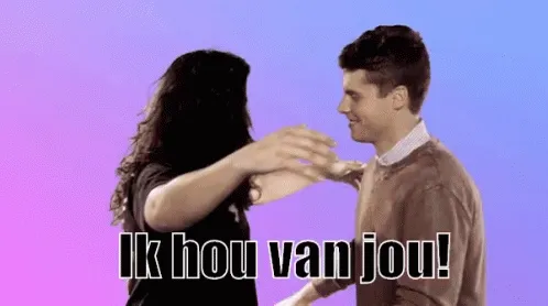 Twee mensen omhelzen elkaar op een kleurrijke achtergrond met de tekst "Ik hou van jou".