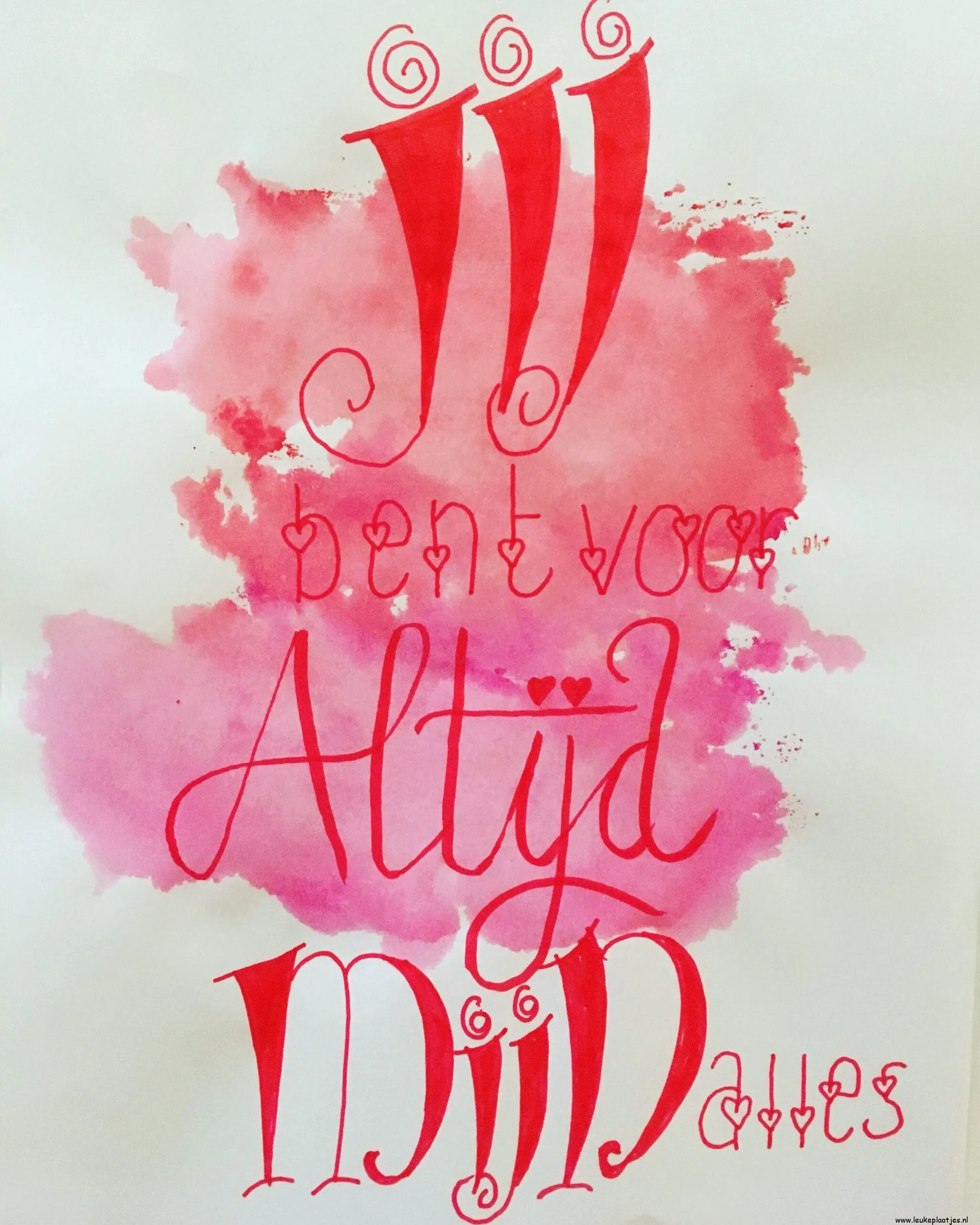 Handgeschreven tekst: "Jij bent voor altijd mijn alles" op een roze aquarel achtergrond.
