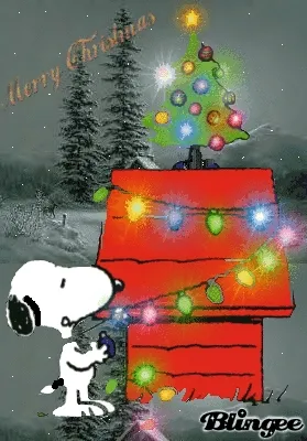 ᐅ kerst gif whatsapp - Kerst plaatjes Snoopy staat bij een vrolijk versierde kerstboom en een rood huisje.