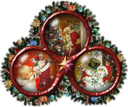 Drie kerstballen met feestelijke afbeeldingen in een kerstkrans.