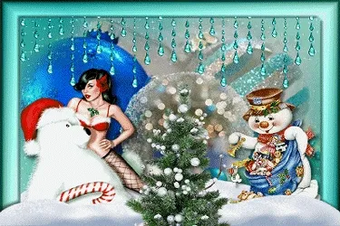 Vrouw in kerstoutfit met sneeuwpop en versierde boom in winterse setting.