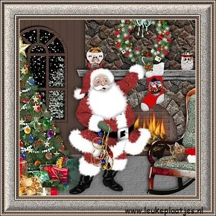 Kerstman met geschenken voor een feestelijke kerstboom en open haard.