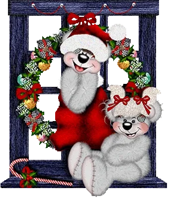 Twee schattige teddyberen voor een versierde kerstkrans bij een raam.