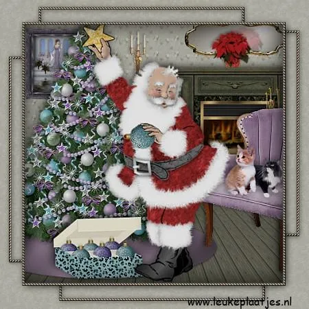 Kerstman plaatst een ster op de boom, met katten en een openhaard op de achtergrond.