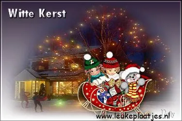 Drie kinderen in een slee bij een versierd huis met kerstlichtjes.