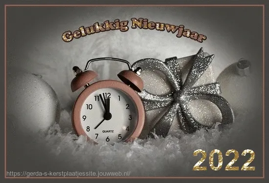 Een klok en feestelijke versiering voor het nieuwe jaar 2022.