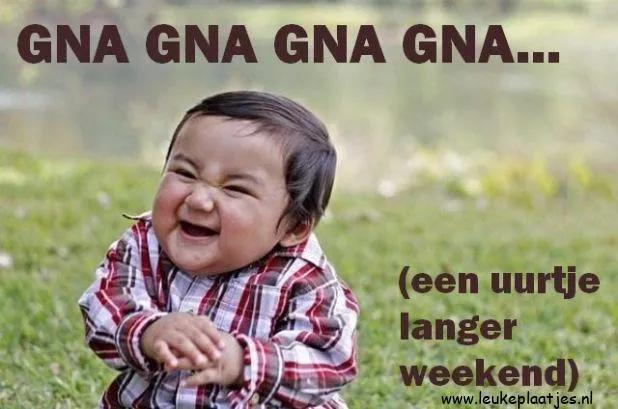 ᐅ klok terug grappig - Wintertijd plaatjes Een lachende baby in een groene omgeving, genietend van het leven.