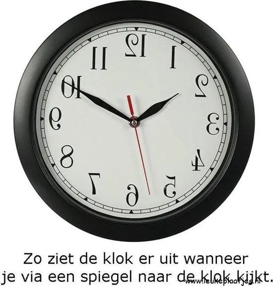 ᐅ klok terug grappig - Wintertijd plaatjes Een muurklok met zwarte cijfers en wijzers, weergegeven als in een spiegel.
