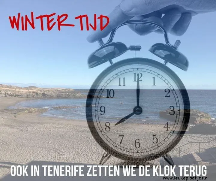 ᐅ klok terug zetten - Wintertijd plaatjes Zonsondergang op het strand met een klok die teruggezet wordt voor wintertijd.