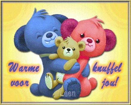 Twee vrolijke teddyberen omarmen een klein beertje met de tekst "Warme knuffel jou!"