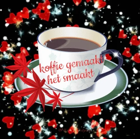 Een kop koffie met de tekst "koffie gemaakt, het smaakt" op een achtergrond van harten.